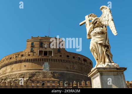 Engelsburg oder Engelsburg, Rom, Italien. Es ist ein berühmtes Wahrzeichen von Roma. Blick auf die alte Engelsburg, Himmel und Renaissance-Statue.` Co Stockfoto